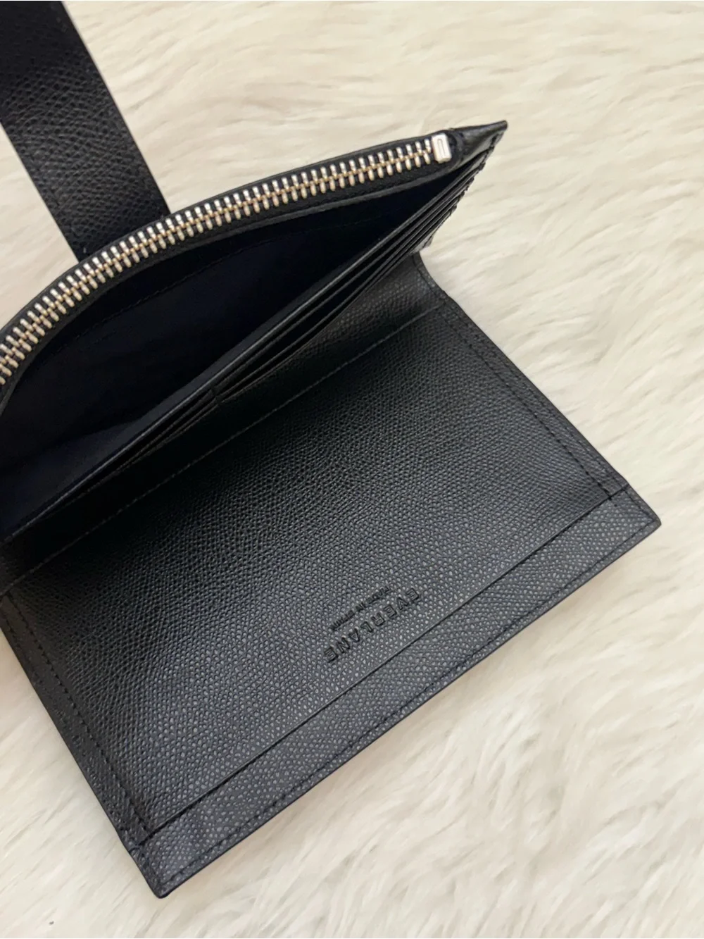 EVERLANE - BLACK TEXTURED PEBBLED LEATHER TRAVELER BIFOLD WALLET